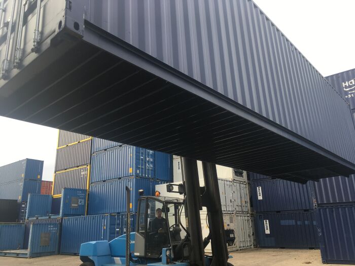 Forklift lifts 40ft container off the ground